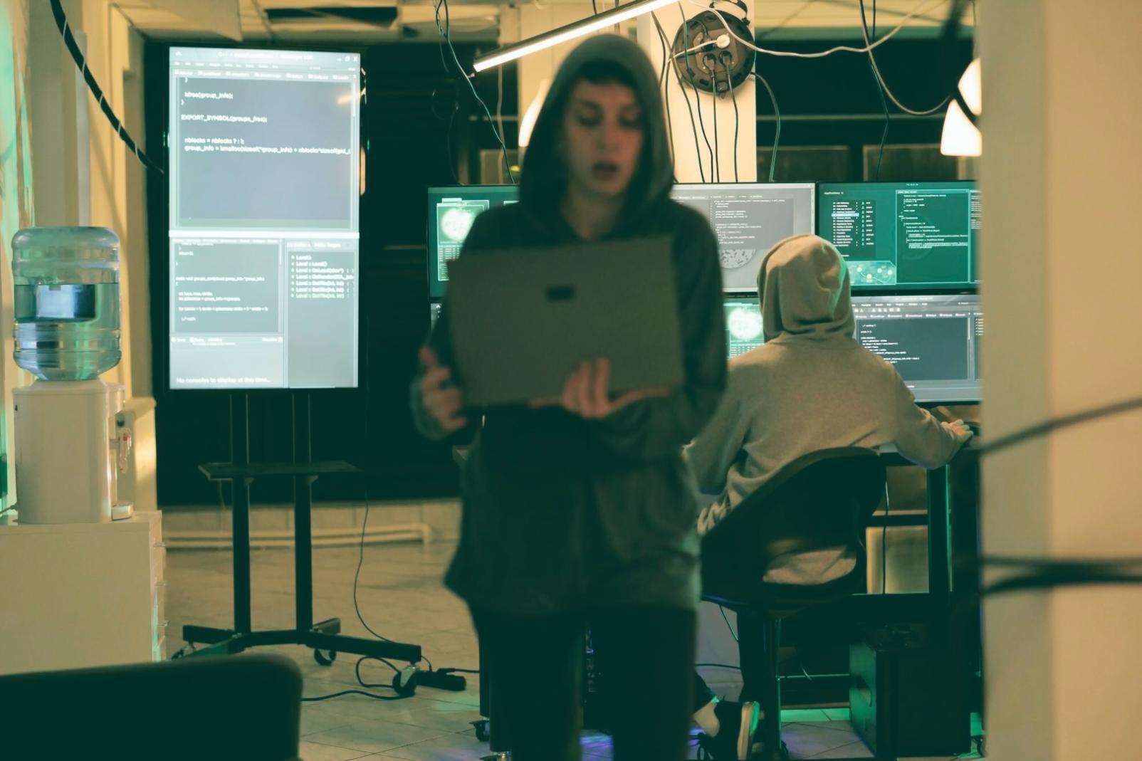 Student werkt aan game interface op laptop scherm