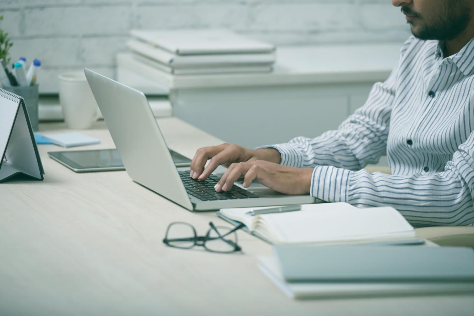 Gedetailleerd beeld van game ontwikkelomgeving met code en visuele elementen